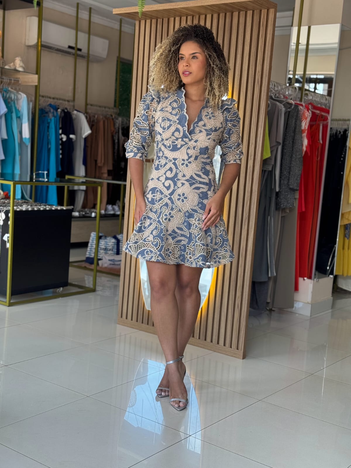 Vestido Curto Bordado Com Babado E Pregas Egoiste